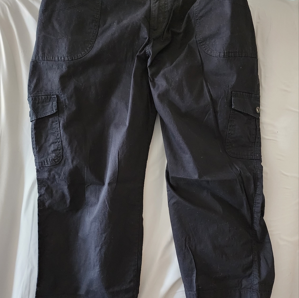 Lee Relaxed fit, mid rise cargo capri pants